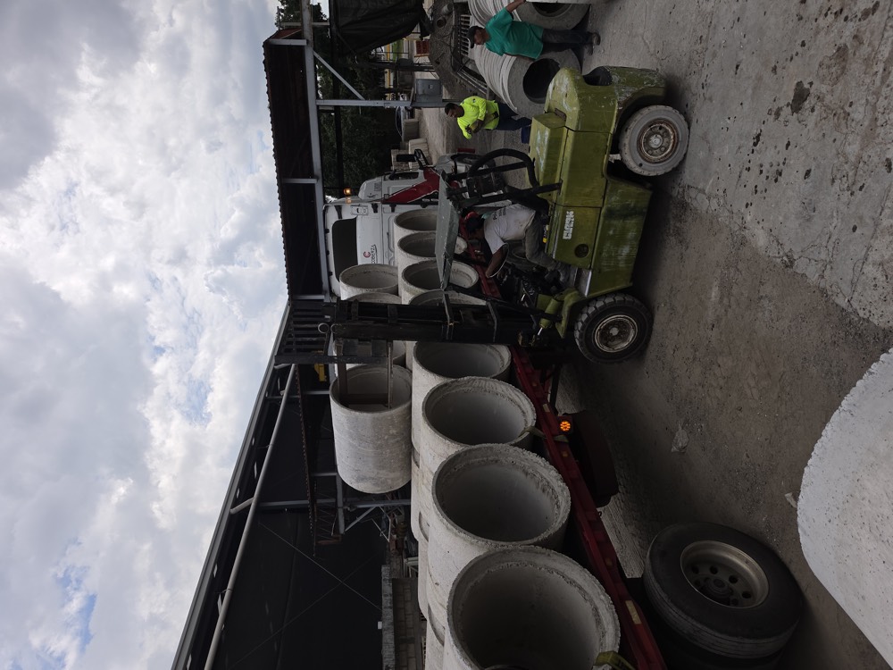 Montacargas cargando tubo en un tráiler