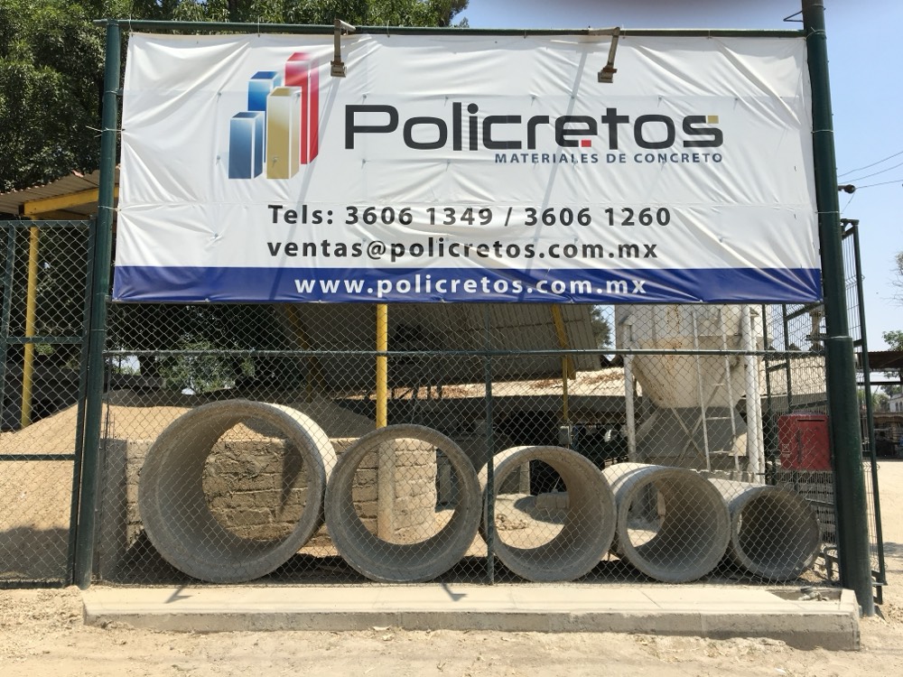 Entrada de la planta Policretos con tubos de concreto