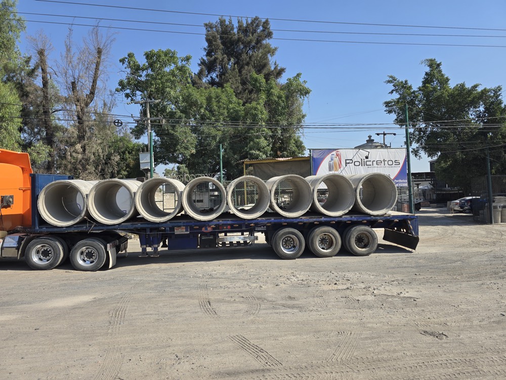 Tráileres cargados con tubo de concreto